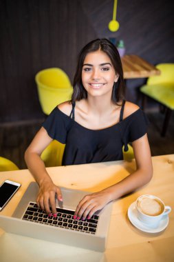 Güzel iş kadını yukarıdan bir dizüstü bilgisayar kullanarak