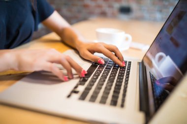 Genç profesyonel kadın, erkek el dizüstü bilgisayarınızda yazarak Close-up modern dizüstü bilgisayar kullanarak