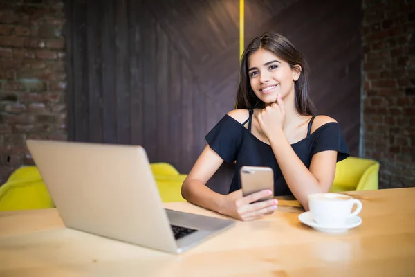 Estilo de vida café, mujer usando smartphone para buscar información en la cafetería . — Foto de Stock