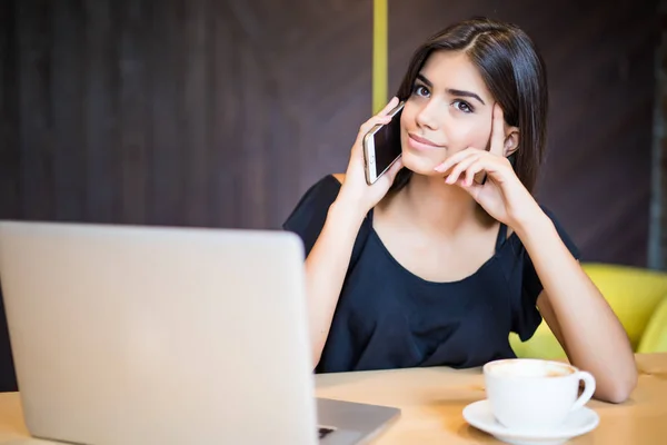 カフェに座って、コーヒーを楽しみながら電話で話して怒っているきれいな女性の肖像画 — ストック写真