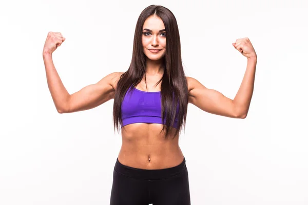 Vrolijk glimlachen gemengd ras sportieve vrouw demonstreren biceps, geïsoleerd op witte achtergrond — Stockfoto