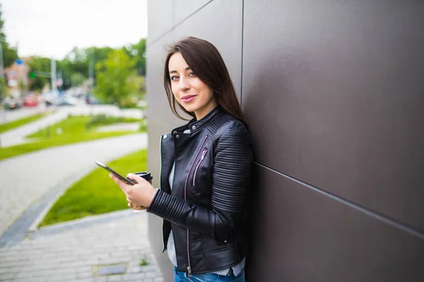 Mujer joven atractiva usando el teléfono inteligente. Pausa para café — Foto de Stock
