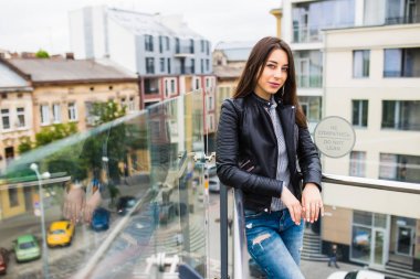 Şehrin görünümünü çarpıcı terasta genç kadın