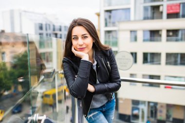 Bir bina Teras üzerinde duran güzel kadın.