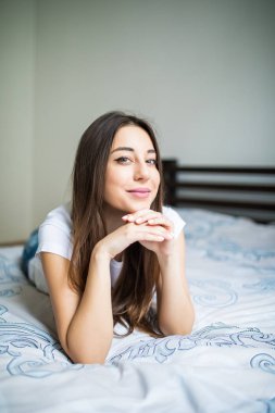 Yatakta yatarken rüya güzel bir genç kadının portresi