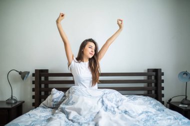 Mutlu Güzellik Güzellik kız streching yatakta sabahında