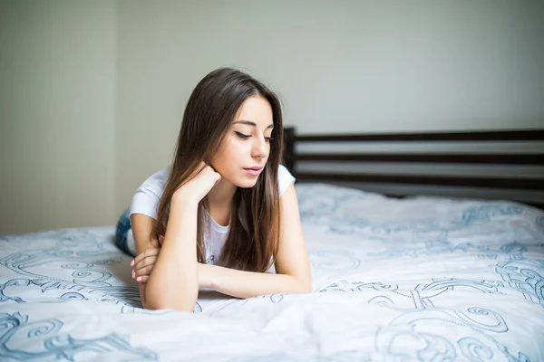 Retrato de uma bela jovem sonhadora deitada na cama — Fotografia de Stock