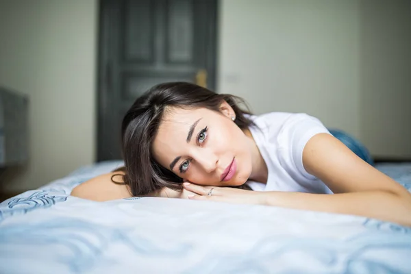 Junge Schönheit Frau auf dem Bett liegend — Stockfoto