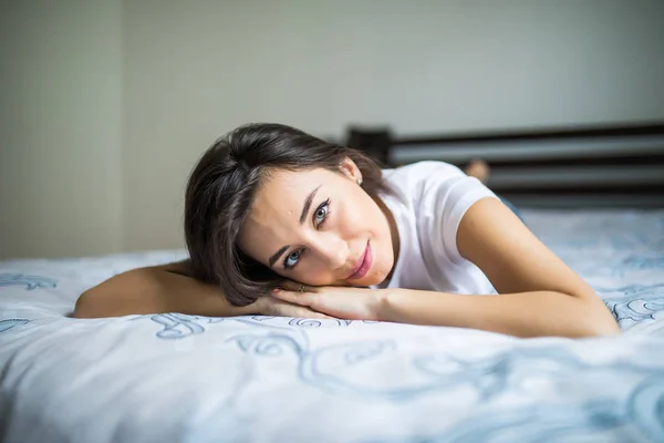 Junge Schönheit Frau auf dem Bett liegend — Stockfoto