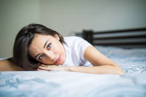Joven belleza mujer acostada en la cama —  Fotos de Stock