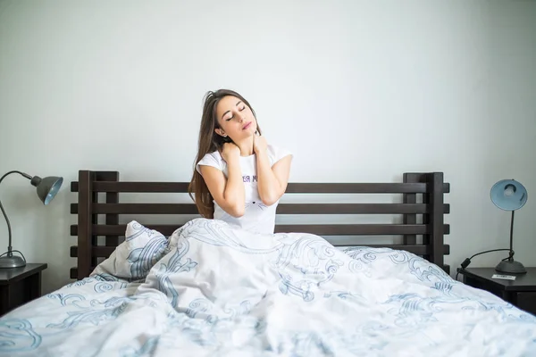 Jolie femme souffrant de douleurs au cou à la maison dans la chambre — Photo