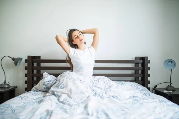 Manhã feliz de mulher de beleza streching na cama em casa — Fotografia de Stock