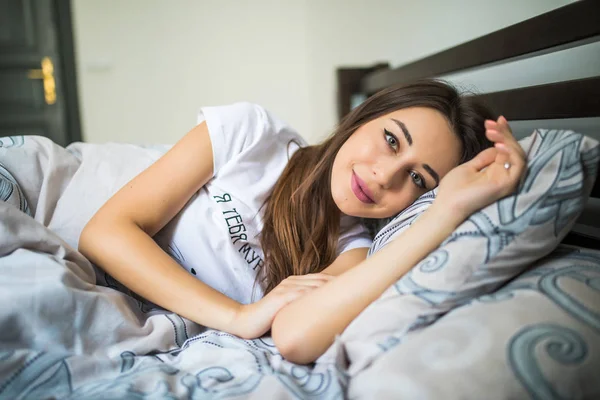 Junge schöne Mädchen vor schläft im Bett zu Hause — Stockfoto