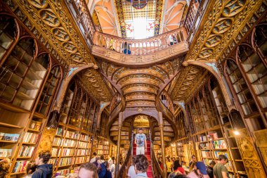 Porto, Portekiz - 08 Temmuz 2017. Merdivenlerden Livraria Lello kitapçıda yüksek açılı görünüş