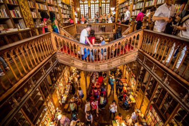 Porto, Portekiz - 08 Temmuz 2017. Merdivenlerden Livraria Lello kitapçıda yüksek açılı görünüş