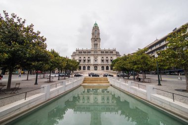 Porto, Portekiz - Temmuz 2017. Avenida dos Aliados ve Porto City Hall Camara Belediye Porto üzerinde arka plan yapmak..
