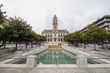 Porto, Portekiz - Temmuz 2017. Avenida dos Aliados ve Porto City Hall Camara Belediye Porto üzerinde arka plan yapmak..