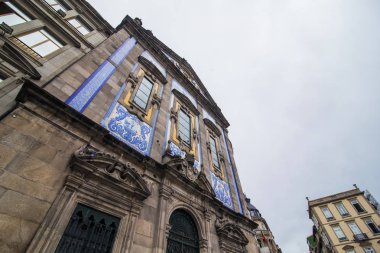 Porto, Portekiz - Temmuz 2017. Eski vintage azulejos resim, eski Sao Bento tren istasyonu Porto. Avrupa'nın popüler bir turistik bina Sao Bento kanalıdır.