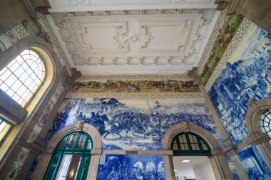 Porto, Portekiz - Temmuz 2017. Eski vintage azulejos resim, eski Sao Bento tren istasyonu Porto. Avrupa'nın popüler bir turistik bina Sao Bento kanalıdır.