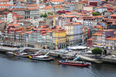 Porto, Portekiz - Temmuz 2017. İkonik Dom Luis kapısı Douro nehir ve tarihsel Ribeira ve Se bölgesi Porto, Portekiz şehirde köprü görünümünü. UNESCO Dünya Miras Listesi.