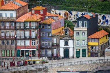 Porto, Portekiz - Temmuz 2017. Douro nehir ve Ribeira Porto en ünlü parçası olan Ilçe