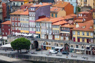 Porto, Portekiz - Temmuz 2017. Douro nehir ve Ribeira Porto en ünlü parçası olan Ilçe