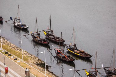 Porto, Portekiz - Temmuz 2017. Porto, Portekiz şarap ile tekne ile Douro nehrinin panoramik görünüm