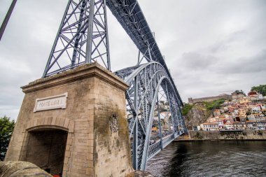Porto, Portekiz - Temmuz 2017. İkonik Dom Luis kapısı Douro nehir ve tarihsel Ribeira ve Se bölgesi Porto, Portekiz şehirde köprü görünümünü. UNESCO Dünya Miras Listesi.