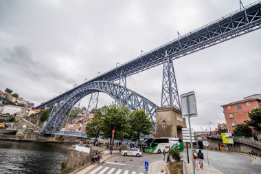 Porto, Portekiz - Temmuz 2017. İkonik Dom Luis kapısı Douro nehir ve tarihsel Ribeira ve Se bölgesi Porto, Portekiz şehirde köprü görünümünü. UNESCO Dünya Miras Listesi.