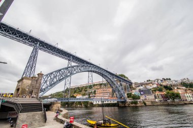 Porto, Portekiz - Temmuz 2017. İkonik Dom Luis kapısı Douro nehir ve tarihsel Ribeira ve Se bölgesi Porto, Portekiz şehirde köprü görünümünü. UNESCO Dünya Miras Listesi.