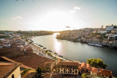 Porto, Portekiz - Temmuz 2017. Porto ve gün batımında Douro nehir kenti Panoraması. Portekiz. Avrupa'nın Porto popüler turizm