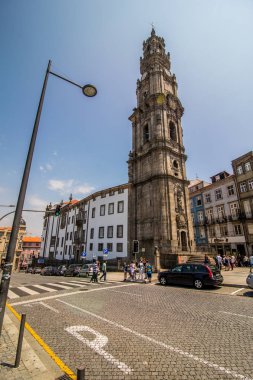 Porto, Portekiz - Temmuz 2017. Porto Clerigos Kilisesi. Kilise kulesi. ünlü kilise kule Cl rigos Kulesi sözde Porto oteli gösteren resim