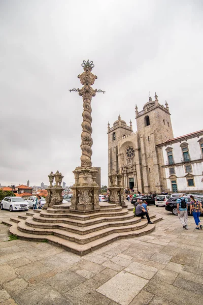 Porto, Portugalia - 08 lipca 2017. Pręgierz w katedrze klasztor Paco biskupiego Porto, Portugalia — Zdjęcie stockowe