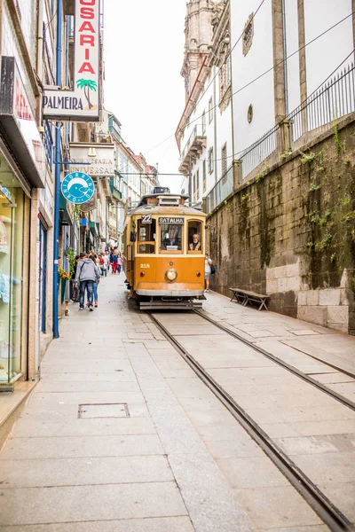 Porto, Portugal - 08 de julho de 2017. Cidade histórica bonde de rua à luz do dia Porto, Portugal — Fotografia de Stock