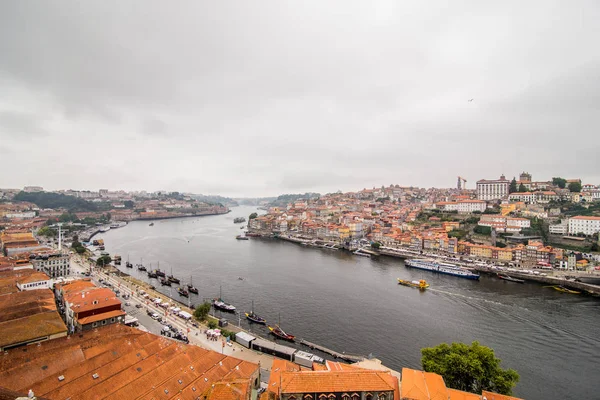 Porto, Portekiz - 08 Temmuz 2017. Porto şehir ve nehir douro, Portekiz Panoraması — Stok fotoğraf