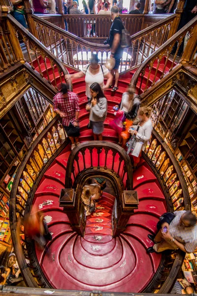 Porto, Portugal - 08 de julio de 2017. Vista de alto ángulo de escaleras en la librería Livraria Lello — Foto de Stock