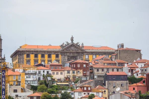 Porto, Portugália - július 2017. Városképet gazdagító épületnek szánták, Porto, Portugália óvárosa a népszerű turisztikai attrakciója, Európa. — Stock Fotó