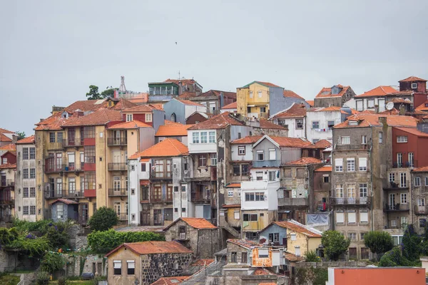 Porto, Portugália - július 2017. Városképet gazdagító épületnek szánták, Porto, Portugália óvárosa a népszerű turisztikai attrakciója, Európa. — Stock Fotó