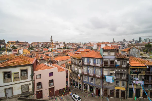 Porto, Portekiz - Temmuz 2017. Cityscape, Porto, Portekiz eski şehir Avrupa'nın popüler bir turistik 's. — Stok fotoğraf