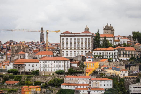 Porto, Portugália - július 2017. A Douro-folyó és a Ribeira negyed, amely a leghíresebb része a Porto — Stock Fotó