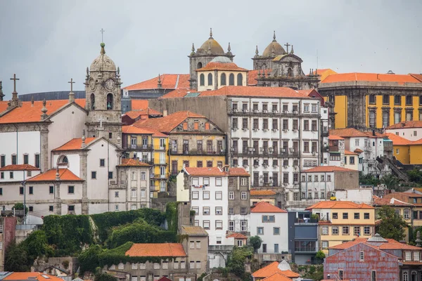 Порту, Португалия - июль 2017 года. Река Дору и район Рибейра, который является самой известной частью Порту — стоковое фото