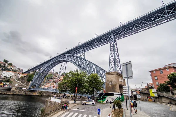 Porto, Portekiz - Temmuz 2017. İkonik Dom Luis kapısı Douro nehir ve tarihsel Ribeira ve Se bölgesi Porto, Portekiz şehirde köprü görünümünü. UNESCO Dünya Miras Listesi.
