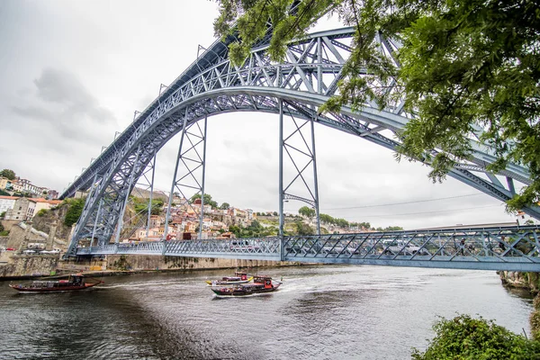 Porto, Portugalia - lipca 2017 r. Widok z kultowego most Dom Luis I przekraczania rzeki Douro i historyczne Ribeira i Se dzielnicy w mieście Porto, Portugalia. Światowego dziedzictwa UNESCO. — Zdjęcie stockowe