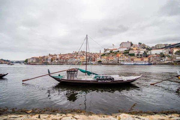 Porto, Portugalia - lipca 2017 r. Wina łodzi w Porto, Portugalia starego miasta, nad rzeką Douro. — Zdjęcie stockowe