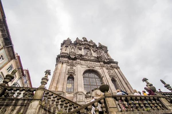 Porto, Portugalia - lipca 2017 r. Porto Clerigos Kościoła. Wieża kościoła. obraz przedstawiający słynna wieża kościoła w Porto, tak zwane Clerigos tower — Zdjęcie stockowe