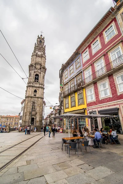 Porto, Portugalia - lipca 2017 r. Porto Clerigos Kościoła. Wieża kościoła. obraz przedstawiający słynna wieża kościoła w Porto, tak zwane Clerigos tower — Zdjęcie stockowe