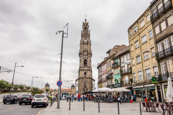 Porto, Portugalia - lipca 2017 r. Porto Clerigos Kościoła. Wieża kościoła. obraz przedstawiający słynna wieża kościoła w Porto, tak zwane Clerigos tower — Zdjęcie stockowe