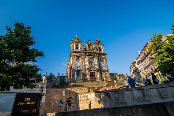 Porto, Portugalia - lipca 2017 r. Porto, Portugalia starego miasta nad brzegiem rzeki Douro. Porto popularnym miejscem turystycznym Europy — Zdjęcie stockowe