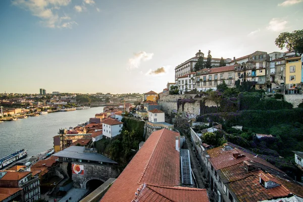 Porto, Portugalia - lipca 2017 r. Panorama na miasto Porto i rzekę Douro o zachodzie słońca. Portugalia. Porto popularnym miejscem turystycznym Europy — Zdjęcie stockowe
