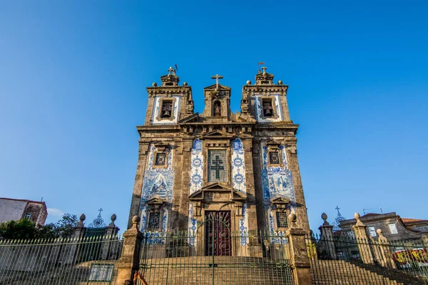 Porto, Portugalia - lipca 2017 r. Dwa kościoły portugalski w Porto, które wyglądają jak tylko jeden duży kościół rzeczywiście są połączone. Po lewej stronie jest Carmelitas Kościół i prawo jest Kościół Carmo. — Zdjęcie stockowe